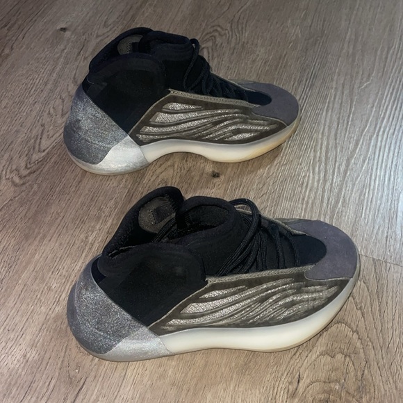 2020 Yeezy Quantum Barium. - Picture 2 of 7